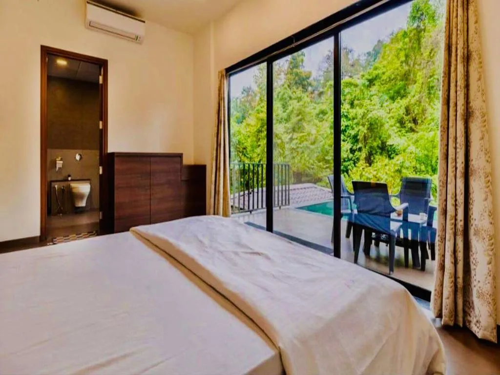 Villa in Lonavala with Infinity Pool & Pet Freindly